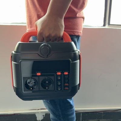 Máy phát điện mặt trời di động 600W với đầu ra điện di động USB DC AC loại C là MPPT